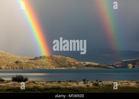 Arc-en-ciel spectaculaire sur le Lago Grey ; Refugio Grey ; Parc National Torres del Paine, Chili Banque D'Images