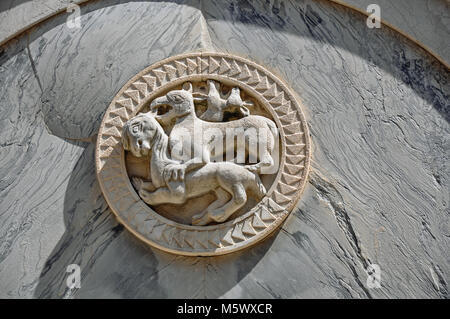 Close-up de sculpture en marbre en relief d'animaux sur façade d'immeuble ancien dans le centre-ville de Venise, l'historique et étonnante cité marine. Banque D'Images