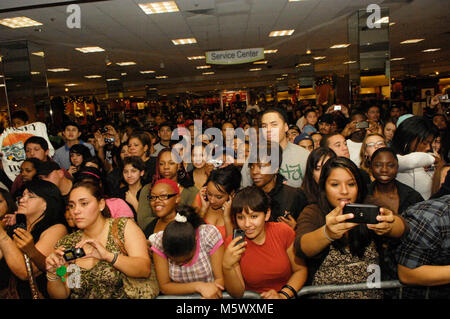 Foule assistant à Curtis '50 Cent' Jackson lance son nouveau Cologne 'Power By 50 Cent' chez Macy's à Los Angeles le 11 novembre 2009. Banque D'Images