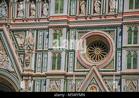 Vue de détail sculpté en marbre de la façade de la cathédrale Santa Maria del Fiore de Florence, la célèbre capitale de la Renaissance italienne. Banque D'Images