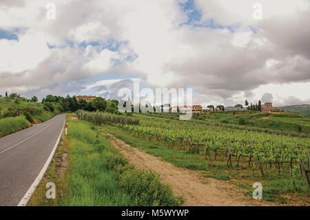 Vignes et collines avec villa en haut dans la campagne toscane, une région traditionnelle et dans le centre de la péninsule italienne. Banque D'Images