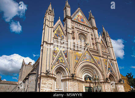 Détails de l'opulente façade monumentale et Orvieto Cathédrale (Duomo) sous un ciel bleu à Orvieto, une ville médiévale bien préservée. Banque D'Images