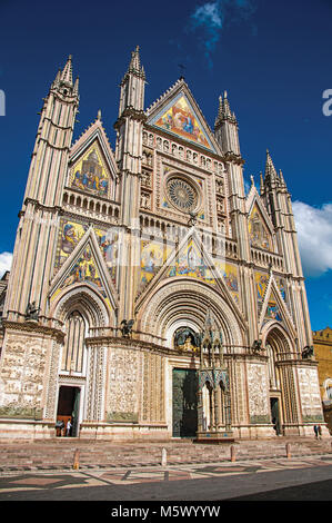 Détails de l'opulente façade monumentale et Orvieto Cathédrale (Duomo) sous un ciel bleu à Orvieto, une ville médiévale bien préservée. Banque D'Images