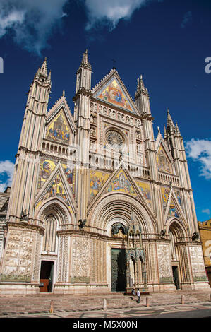 Détails de l'opulente façade monumentale et Orvieto Cathédrale (Duomo) sous un ciel bleu à Orvieto, une ville médiévale bien préservée. Banque D'Images