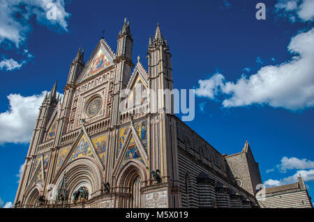 Détails de l'opulente façade monumentale et Orvieto Cathédrale (Duomo) sous un ciel bleu à Orvieto, une ville médiévale bien préservée. Banque D'Images