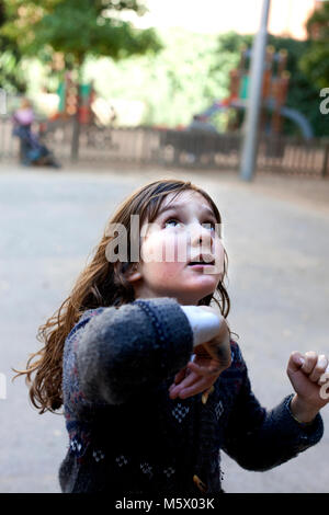 9 ans au ballon, Barcelone, Espagne. Banque D'Images