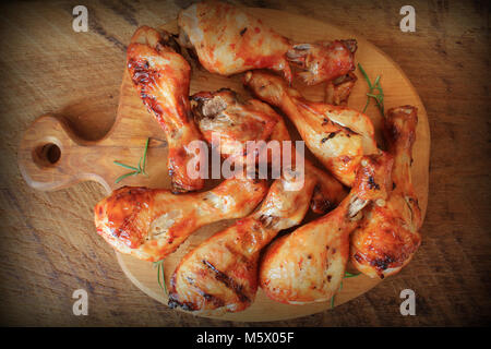 Cuisses de poulet grillé sur une planche à découper.dîner rustique contexte . Vue d'en haut Banque D'Images