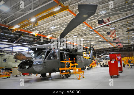 L'un de la 28e Brigade d'aviation de combat expéditionnaire's UH-60 Black Hawk hélicoptères dans un entretien de routine pour vérifier dans le vol à Muir Army Airfield 25 Février, 2018. ECAB 28 Des soldats effectuent une maintenance régulière sur des hélicoptères pour assurer la sécurité et l'exploitabilité et à perpétuer la brigade est prête. Banque D'Images