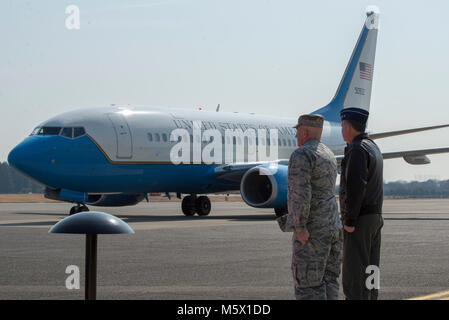 Le lieutenant-général Jerry P. Martinez, les forces des États-Unis au Japon et 5e commandant de l'Armée de l'air, et le Colonel Kenneth E. Moss, 374e Airlift Wing Commander, saluons l'arrivée de la délégation du congrès de la sénateur James Inhofe, R-O.K., à Yokota Air Base, Japon, le 24 février 2018. La délégation composée de : la Sénatrice Joni Ernst, R-I.A, le sénateur Daniel Sullivan, R-A.K., membres de la Commission des forces armées du Sénat, et Kelly Trent rép., R-M.S., membre de la Commission des forces armées, a rencontré des USFJ leadership et a souligné l'importance de la défense antimissile dans la région. (U.S. Air Force photo par un membre de la 1re classe Ma Banque D'Images