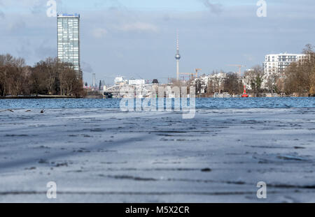 26 février 2018, Allemagne, Berlin : la rivière Spree est gelé à Treptow. L'Allianz tour et la tour de télévision peut être vu dans l'arrière-plan. Photo : Paul Zinken/dpa/ZB Banque D'Images