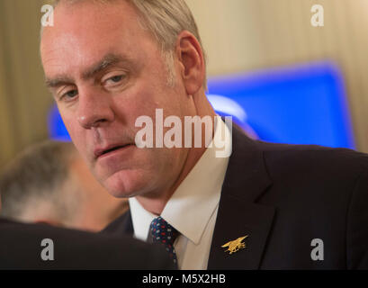 Secrétaire de l'intérieur Ryan Zinke écoute en tant que Président américain Donald J. Trump héberge la Maison Blanche 2018 Séance d'affaires avec les gouverneurs, le 26 février 2018, à la Maison Blanche à Washington, DC. Photo de Chris Kleponis/ CNP /MediaPunch Banque D'Images