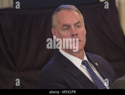 Washington, District de Columbia, Etats-Unis. Feb 26, 2018. Secrétaire de l'intérieur Ryan Zinke écoute en tant que Président américain Donald J. Trump héberge la Maison Blanche 2018 Séance d'affaires avec les gouverneurs, le 26 février 2018, à la Maison Blanche à Washington, DC. Photo de Chris Kleponis/ CNP Crédit : Chris Kleponis/CNP/ZUMA/Alamy Fil Live News Banque D'Images