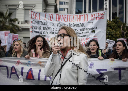 Athènes, Grèce. 1er janvier 2006. Une protestation chef vu criant des slogans pendant la manifestation.Manifestation contre la politique de réforme de l'éducation qui va être voté par le Parlement. Les étudiants et les employés des jardins de protestation devant le Parlement.  Kokovlis Crédit : N 26.2.2018.jpg 12 .jpg Images/SOPA/ZUMA/Alamy Fil Live News Banque D'Images