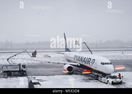 Charleroi, Belgique. 26 février 2018. Les avions sur la piste sont couverts par la neige durant une chute de neige à l'aéroport de Charleroi Bruxelles Sud. Alexandros Michailidis/Alamy Live News Banque D'Images