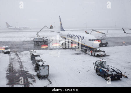 Charleroi, Belgique. 26 février 2018. Les avions sur la piste sont couverts par la neige durant une chute de neige à l'aéroport de Charleroi Bruxelles Sud. Alexandros Michailidis/Alamy Live News Banque D'Images