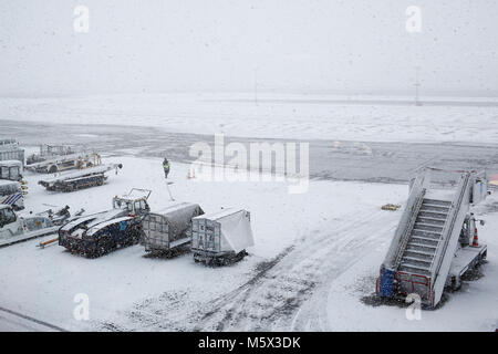 Charleroi, Belgique. 26 février 2018. Les avions sur la piste sont couverts par la neige durant une chute de neige à l'aéroport de Charleroi Bruxelles Sud. Alexandros Michailidis/Alamy Live News Banque D'Images