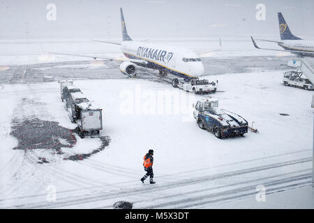 Charleroi, Belgique. 26 février 2018. Les avions sur la piste sont couverts par la neige durant une chute de neige à l'aéroport de Charleroi Bruxelles Sud. Alexandros Michailidis/Alamy Live News Banque D'Images