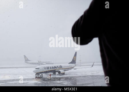 Charleroi, Belgique. 26 février 2018. Les avions sur la piste sont couverts par la neige durant une chute de neige à l'aéroport de Charleroi Bruxelles Sud. Alexandros Michailidis/Alamy Live News Banque D'Images