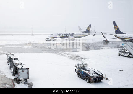 Charleroi, Belgique. 26 février 2018. Les avions sur la piste sont couverts par la neige durant une chute de neige à l'aéroport de Charleroi Bruxelles Sud. Alexandros Michailidis/Alamy Live News Banque D'Images