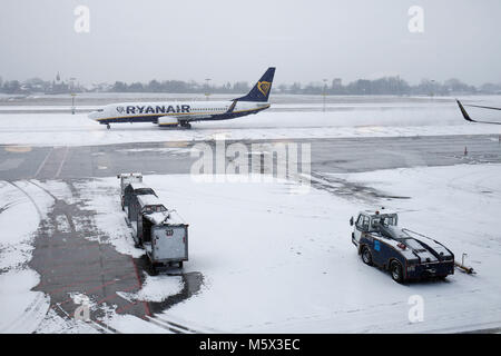 Charleroi, Belgique. 26 février 2018. Les avions sur la piste sont couverts par la neige durant une chute de neige à l'aéroport de Charleroi Bruxelles Sud. Alexandros Michailidis/Alamy Live News Banque D'Images