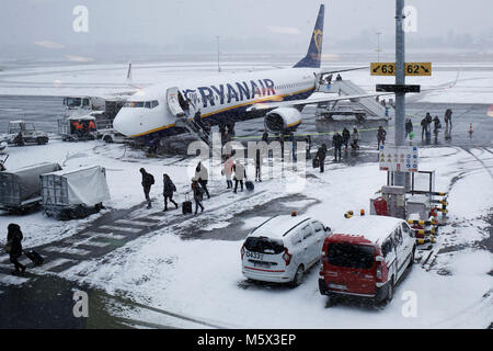 Charleroi, Belgique. 26 février 2018. Les avions sur la piste sont couverts par la neige durant une chute de neige à l'aéroport de Charleroi Bruxelles Sud. Alexandros Michailidis/Alamy Live News Banque D'Images