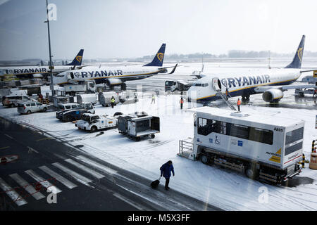 Charleroi, Belgique. 26 février 2018. Les avions sur la piste sont couverts par la neige durant une chute de neige à l'aéroport de Charleroi Bruxelles Sud. Alexandros Michailidis/Alamy Live News Banque D'Images