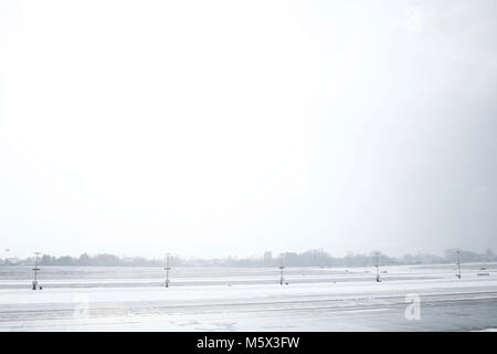 Charleroi, Belgique. 26 février 2018. Les avions sur la piste sont couverts par la neige durant une chute de neige à l'aéroport de Charleroi Bruxelles Sud. Alexandros Michailidis/Alamy Live News Banque D'Images