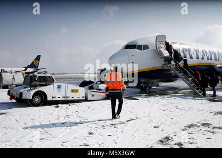 Charleroi, Belgique. 26 février 2018. Les avions sur la piste sont couverts par la neige durant une chute de neige à l'aéroport de Charleroi Bruxelles Sud. Alexandros Michailidis/Alamy Live News Banque D'Images