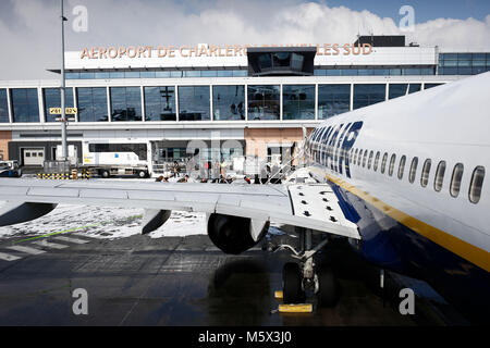 Charleroi, Belgique. 26 février 2018. Les avions sur la piste sont couverts par la neige durant une chute de neige à l'aéroport de Charleroi Bruxelles Sud. Alexandros Michailidis/Alamy Live News Banque D'Images