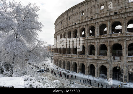 Rome, Italie. Feb 26, 2018. Un événement météorologique exceptionnel provoque un froid et l'air froid à travers l'Europe, y compris l'Italie. La neige arrive dans la capitale, couvrant les rues et monuments d'un blanc manteau blanc. Sur la photo, le colisée recouvert de neige. Credit : Polifoto/Alamy Live News Banque D'Images