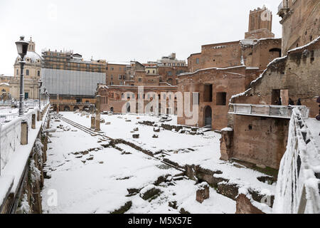 Rome, Italie. Feb 26, 2018. Un événement météorologique exceptionnel provoque un froid et l'air froid à travers l'Europe, y compris l'Italie. La neige arrive dans la capitale, couvrant les rues et monuments d'un blanc manteau blanc. Sur la photo, l'Imperial Fori couverte de neige. Credit : Polifoto/Alamy Live News Banque D'Images