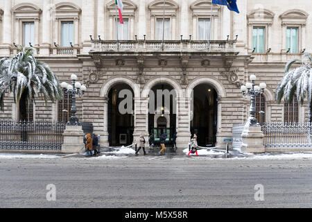 Rome, Italie. Feb 26, 2018. Un événement météorologique exceptionnel provoque un froid et l'air froid à travers l'Europe, y compris l'Italie. La neige arrive dans la capitale, couvrant les rues et monuments d'un blanc manteau blanc. Sur la photo, le siège de la Banque d'Italie dans la Via Nazionale. Credit : Polifoto/Alamy Live News Banque D'Images