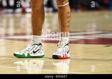 Philadelphie, Pennsylvanie, USA. Feb 25, 2018. UCF Knights guard CEASAR DEJESUS (4) sport rouge unique, noir et vert sneakers avec ''l'égalité'' répétés sur le service au cours de l'American Athletic Conference basket-ball jeu joué à l'Liacouras Center de Philadelphie. Temple beat UCF 75-56. Les chaussures sont une édition spéciale de Nike tirant les couleurs du drapeau pan-africaine en l'honneur du Mois de l'histoire des noirs : Crédit Ken Inness/ZUMA/Alamy Fil Live News Banque D'Images