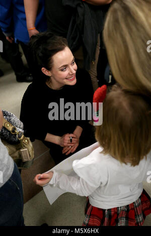 L'aéroport international de London, London, Ontario, Canada. Feb 26, 2018. Plus de 2018 Olympiens Scott Moir et Tessa Virtue retour retour à l'aéroport de Londres de Pyeongchang et sont accueillis par des centaines de fans chanter Oh Canada. Tessa et Scott est resté avec la foule pendant plus d'une heure de signer des autographes et de prendre des autoportraits avec leurs fans. Crédit : Luc Durda/Alamy Live News Banque D'Images
