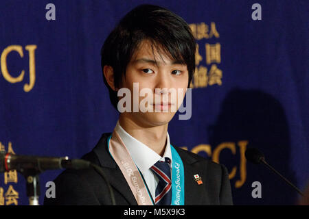 Tokyo, Japon. Feb 27, 2018. La patineuse artistique Yuzuru Hanyu, qui a remporté l'or de patinage artistique pour le Japon à l'occasion des Jeux Olympiques d'hiver de PyeongChang 2018, assiste à une conférence de presse au Club des correspondants étrangers du Japon le 27 février 2018, Tokyo, Japon. La très populaire double champion olympique de rentrer de PyeongChang hier avec son équipe olympique. Hanyu avaient subi une blessure 4 mois avant les Jeux qui l'a empêché de la formation et de concurrence mais est revenu à devenir le premier patineur artistique pour défendre l'or olympique en 66 ans. Credit : Rodrigo Reyes Marin/AFL Banque D'Images