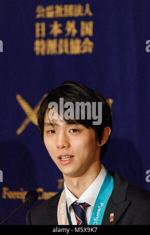 Tokyo, Japon. Feb 27, 2018. La patineuse artistique Yuzuru Hanyu, qui a remporté l'or de patinage artistique pour le Japon à l'occasion des Jeux Olympiques d'hiver de PyeongChang 2018, prend la parole lors d'une conférence de presse au Club des correspondants étrangers du Japon le 27 février 2018, Tokyo, Japon. La très populaire double champion olympique de rentrer de PyeongChang hier avec son équipe olympique. Hanyu avaient subi une blessure 4 mois avant les Jeux qui l'a empêché de la formation et de concurrence mais est revenu à devenir le premier patineur artistique pour défendre l'or olympique en 66 ans. Credit : Rodrigo Reyes Mar Banque D'Images