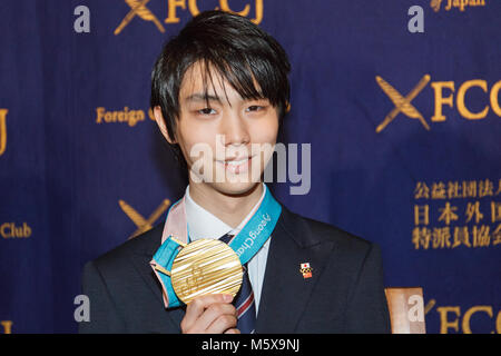 Tokyo, Japon. Feb 27, 2018. La patineuse artistique Yuzuru Hanyu, qui a remporté l'or de patinage artistique pour le Japon à l'occasion des Jeux Olympiques d'hiver de PyeongChang 2018, assiste à une conférence de presse au Club des correspondants étrangers du Japon le 27 février 2018, Tokyo, Japon. La très populaire double champion olympique de rentrer de PyeongChang hier avec son équipe olympique. Hanyu avaient subi une blessure 4 mois avant les Jeux qui l'a empêché de la formation et de concurrence mais est revenu à devenir le premier patineur artistique pour défendre l'or olympique en 66 ans. Credit : Rodrigo Reyes Marin/AFL Banque D'Images