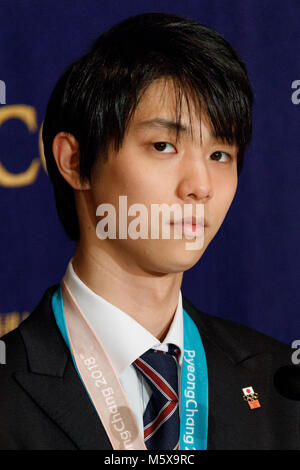 Tokyo, Japon. Feb 27, 2018. La patineuse artistique Yuzuru Hanyu, qui a remporté l'or de patinage artistique pour le Japon à l'occasion des Jeux Olympiques d'hiver de PyeongChang 2018, assiste à une conférence de presse au Club des correspondants étrangers du Japon le 27 février 2018, Tokyo, Japon. La très populaire double champion olympique de rentrer de PyeongChang hier avec son équipe olympique. Hanyu avaient subi une blessure 4 mois avant les Jeux qui l'a empêché de la formation et de concurrence mais est revenu à devenir le premier patineur artistique pour défendre l'or olympique en 66 ans. Credit : Rodrigo Reyes Marin/AFL Banque D'Images