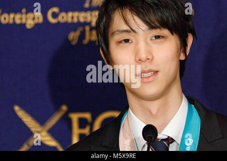 Tokyo, Japon. Feb 27, 2018. La patineuse artistique Yuzuru Hanyu, qui a remporté l'or de patinage artistique pour le Japon à l'occasion des Jeux Olympiques d'hiver de PyeongChang 2018, prend la parole lors d'une conférence de presse au Club des correspondants étrangers du Japon le 27 février 2018, Tokyo, Japon. La très populaire double champion olympique de rentrer de PyeongChang hier avec son équipe olympique. Hanyu avaient subi une blessure 4 mois avant les Jeux qui l'a empêché de la formation et de concurrence mais est revenu à devenir le premier patineur artistique pour défendre l'or olympique en 66 ans. Credit : Rodrigo Reyes Mar Banque D'Images