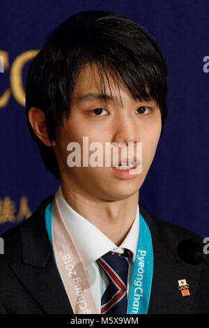 Tokyo, Japon. Feb 27, 2018. La patineuse artistique Yuzuru Hanyu, qui a remporté l'or de patinage artistique pour le Japon à l'occasion des Jeux Olympiques d'hiver de PyeongChang 2018, prend la parole lors d'une conférence de presse au Club des correspondants étrangers du Japon le 27 février 2018, Tokyo, Japon. La très populaire double champion olympique de rentrer de PyeongChang hier avec son équipe olympique. Hanyu avaient subi une blessure 4 mois avant les Jeux qui l'a empêché de la formation et de concurrence mais est revenu à devenir le premier patineur artistique pour défendre l'or olympique en 66 ans. Credit : Rodrigo Reyes Mar Banque D'Images