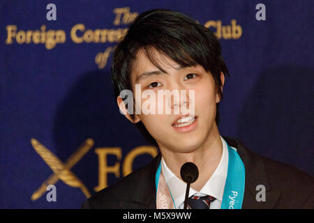 Tokyo, Japon. Feb 27, 2018. La patineuse artistique Yuzuru Hanyu, qui a remporté l'or de patinage artistique pour le Japon à l'occasion des Jeux Olympiques d'hiver de PyeongChang 2018, prend la parole lors d'une conférence de presse au Club des correspondants étrangers du Japon le 27 février 2018, Tokyo, Japon. La très populaire double champion olympique de rentrer de PyeongChang hier avec son équipe olympique. Hanyu avaient subi une blessure 4 mois avant les Jeux qui l'a empêché de la formation et de concurrence mais est revenu à devenir le premier patineur artistique pour défendre l'or olympique en 66 ans. Credit : Rodrigo Reyes Mar Banque D'Images