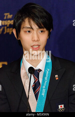 Tokyo, Japon. Feb 27, 2018. La patineuse artistique Yuzuru Hanyu, qui a remporté l'or de patinage artistique pour le Japon à l'occasion des Jeux Olympiques d'hiver de PyeongChang 2018, prend la parole lors d'une conférence de presse au Club des correspondants étrangers du Japon le 27 février 2018, Tokyo, Japon. La très populaire double champion olympique de rentrer de PyeongChang hier avec son équipe olympique. Hanyu avaient subi une blessure 4 mois avant les Jeux qui l'a empêché de la formation et de concurrence mais est revenu à devenir le premier patineur artistique pour défendre l'or olympique en 66 ans. Credit : Rodrigo Reyes Mar Banque D'Images