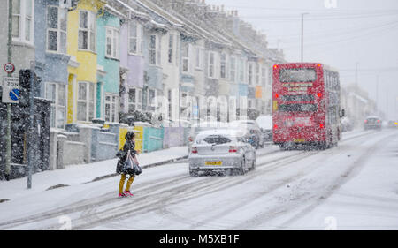 Brighton. Feb 27, 2018. Météo France : Fortes chutes de neige dans la région de Queens Park, de Brighton, tôt ce matin, comme la "bête de l'Est' tempêtes de neige répartis à travers la Grande-Bretagne aujourd'hui avec plus de neige et le gel des prévisions météorologiques pour le reste de la semaine Crédit : Simon Dack/Alamy Live News Banque D'Images