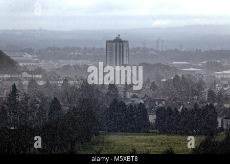Glasgow, Scotland, UK 27 Feb 2018.UK Weather : démarrage à froid et la bête de l'est enfin temps atteint le sud de Glasgow comme la tempête de neige et la visibilité diminue. Credit : Gérard ferry/Alamy Live News Banque D'Images