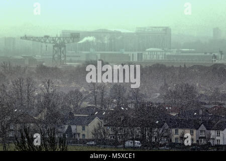 Glasgow, Scotland, UK 27 Feb 2018.UK Weather : démarrage à froid et la bête de l'est enfin temps atteint le sud de Glasgow comme la tempête de neige et la visibilité diminue sur la rivière Clyde et la Grue titan et l'université Queen Elizabeth Hospital. Credit : Gérard ferry/Alamy Live News Banque D'Images