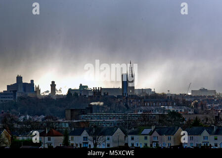 Glasgow, Scotland, UK 27 Feb 2018.UK Weather : démarrage à froid et la bête de l'est enfin temps atteint l'ouest de la ville et la tour de l'horloge de l'Université de Glasgow comme la tempête de neige et la visibilité diminue. Credit : Gérard ferry/Alamy Live News Banque D'Images