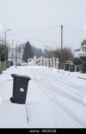 Kidderminster, UK. 27 Février, 2018. Météo France : comme nous le service à une nouvelle chute de neige, les gens et les animaux portent sur leur quotidien comme une explosion arctique approche à grands pas. Credit : Lee Hudson/Alamy Live News Banque D'Images