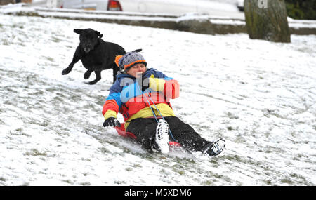 Brighton, UK. Feb 27, 2018. La luge in Queens Park Brighton tôt ce matin que la "bête de l'Est' tempêtes de neige répartis à travers la Grande-Bretagne aujourd'hui avec plus de neige et le gel des prévisions météorologiques pour le reste de la semaine Crédit : Simon Dack/Alamy Live News Banque D'Images