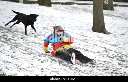 Brighton, UK. Feb 27, 2018. La luge in Queens Park Brighton tôt ce matin que la "bête de l'Est' tempêtes de neige répartis à travers la Grande-Bretagne aujourd'hui avec plus de neige et le gel des prévisions météorologiques pour le reste de la semaine Crédit : Simon Dack/Alamy Live News Banque D'Images