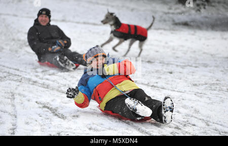 Brighton, UK. Feb 27, 2018. La luge in Queens Park Brighton tôt ce matin que la "bête de l'Est' tempêtes de neige répartis à travers la Grande-Bretagne aujourd'hui avec plus de neige et le gel des prévisions météorologiques pour le reste de la semaine Crédit : Simon Dack/Alamy Live News Banque D'Images